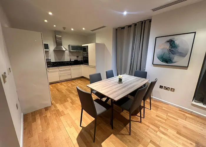 Panoramic View In Canary Wharf Penthouse
